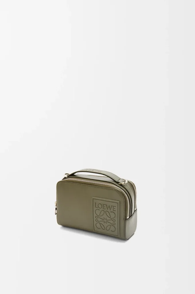 Mini crossbody-kameraväska i satin kalvskinn Khaki Green Mini crossbody-kameraväska i satin kalvskinn Khaki Green