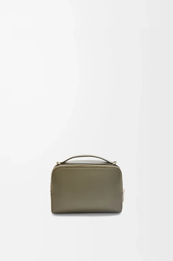 Mini crossbody-kameraväska i satin kalvskinn Khaki Green Mini crossbody-kameraväska i satin kalvskinn Khaki Green