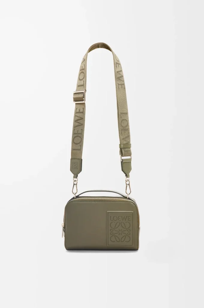 Mini crossbody-kameraväska i satin kalvskinn Khaki Green Mini crossbody-kameraväska i satin kalvskinn Khaki Green