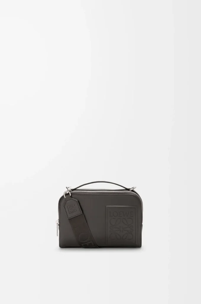 Mini crossbody kameraväska i satin kalvskinn Mörkgrå