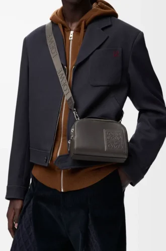 Mini crossbody kameraväska i satin kalvskinn Mörkgrå