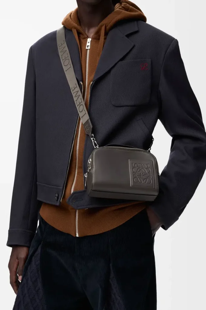 Mini crossbody kameraväska i satin kalvskinn Mörkgrå