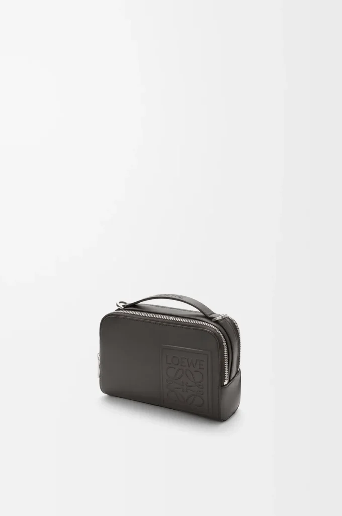 Mini crossbody kameraväska i satin kalvskinn Mörkgrå
