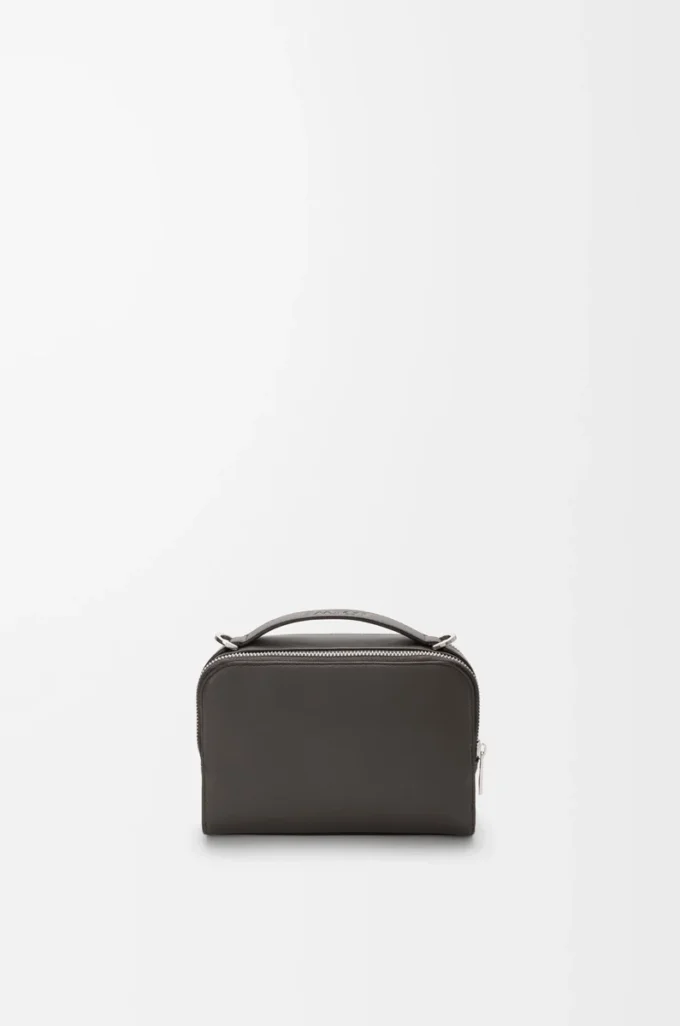 Mini crossbody kameraväska i satin kalvskinn Mörkgrå