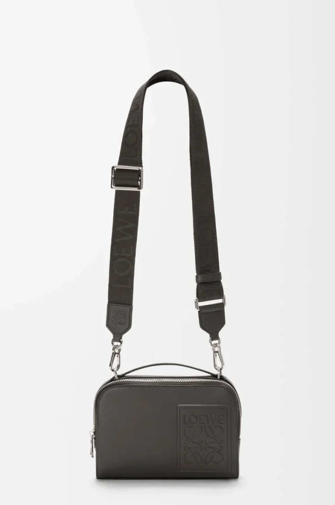 Mini crossbody kameraväska i satin kalvskinn Mörkgrå