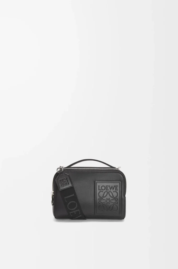 Mini crossbody kameraväska i satin kalvskinn Svart Mini crossbody kameraväska i satin kalvskinn Svart