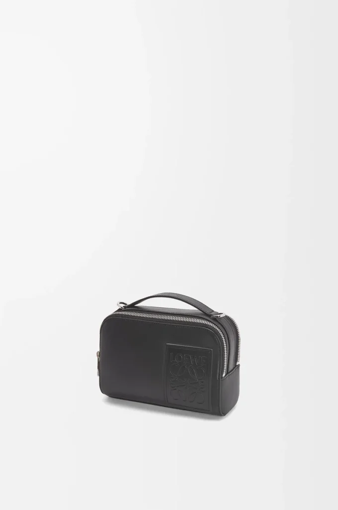 Mini crossbody kameraväska i satin kalvskinn Svart Mini crossbody kameraväska i satin kalvskinn Svart