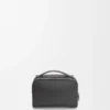 Mini crossbody kameraväska i satin kalvskinn Svart Mini crossbody kameraväska i satin kalvskinn Svart