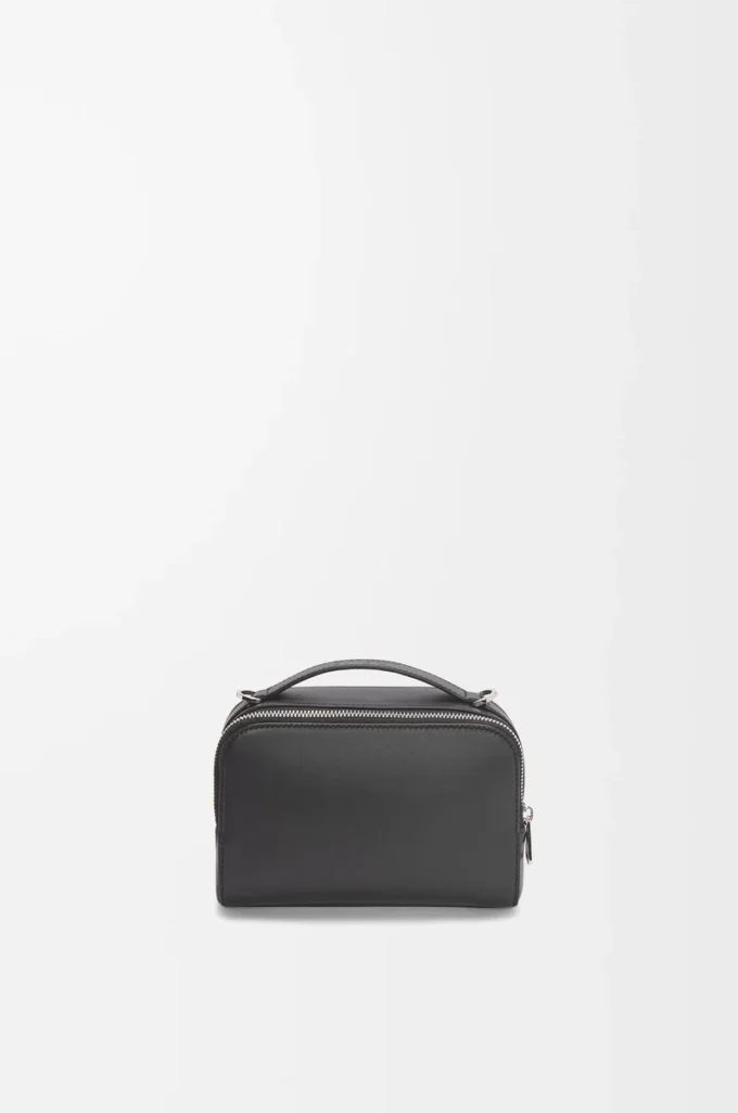 Mini crossbody kameraväska i satin kalvskinn Svart Mini crossbody kameraväska i satin kalvskinn Svart