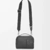 Mini crossbody kameraväska i satin kalvskinn Svart Mini crossbody kameraväska i satin kalvskinn Svart