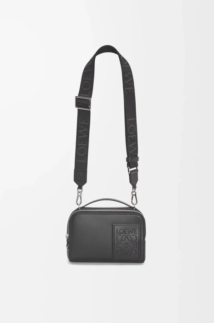 Mini crossbody kameraväska i satin kalvskinn Svart Mini crossbody kameraväska i satin kalvskinn Svart