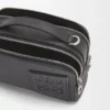 Mini crossbody kameraväska i satin kalvskinn Svart Mini crossbody kameraväska i satin kalvskinn Svart