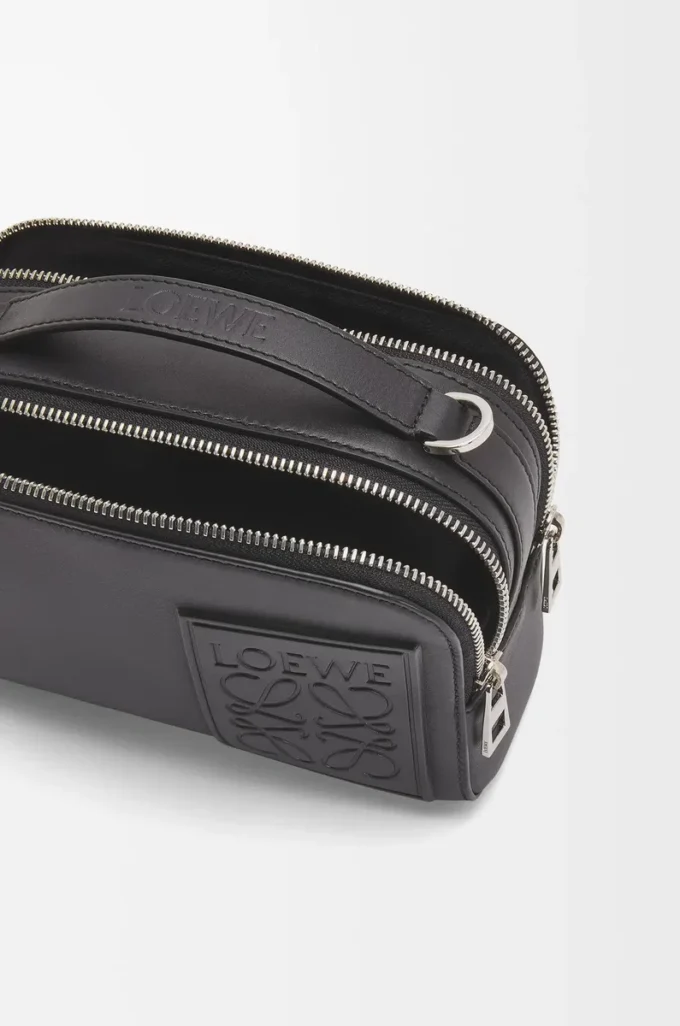 Mini crossbody kameraväska i satin kalvskinn Svart Mini crossbody kameraväska i satin kalvskinn Svart