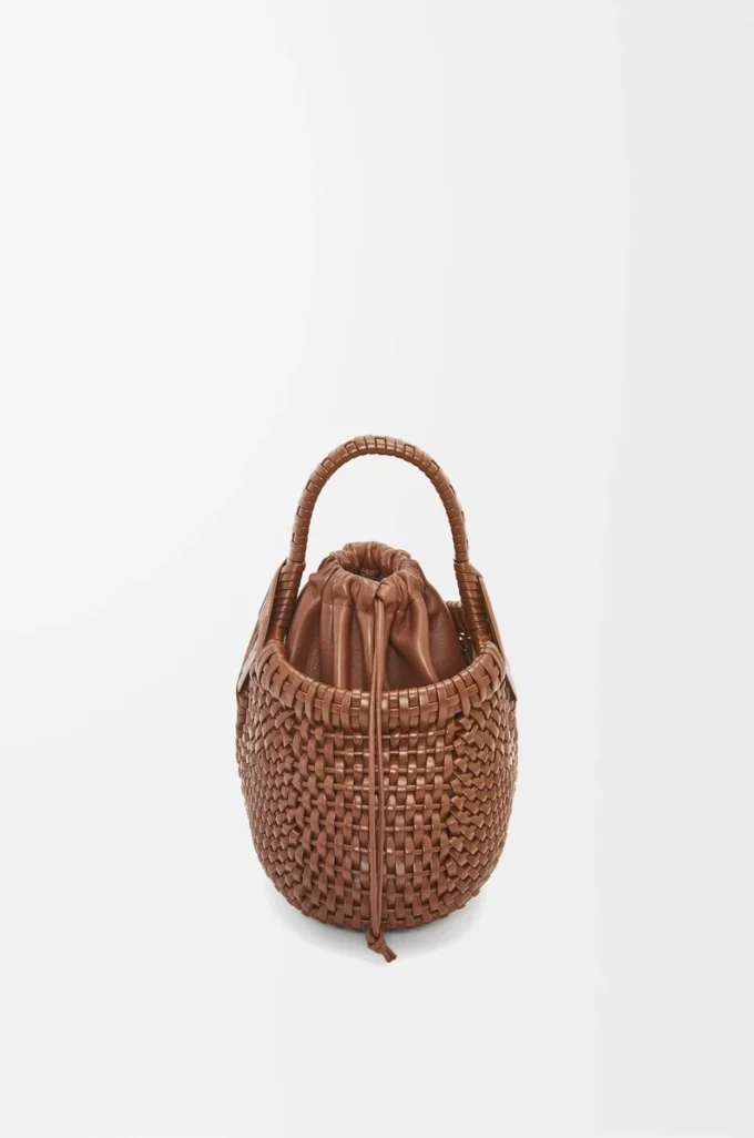 Mini Diamond Round Basket-väska i kalvskinn, mörkbrun Mini Diamond Round Basket-väska i kalvskinn, mörkbrun