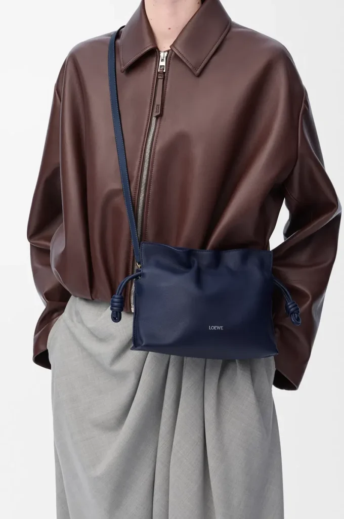 Mini Flamenco-clutch i nappa kalvskinn Abyss Blue Mini Flamenco-clutch i nappa kalvskinn Abyss Blue