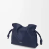 Mini Flamenco-clutch i nappa kalvskinn Abyss Blue Mini Flamenco-clutch i nappa kalvskinn Abyss Blue