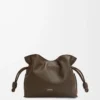 Mini Flamenco-clutch i nappa kalvskinn Chocolate Mini Flamenco-clutch i nappa kalvskinn Chocolate