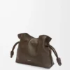 Mini Flamenco-clutch i nappa kalvskinn Chocolate Mini Flamenco-clutch i nappa kalvskinn Chocolate