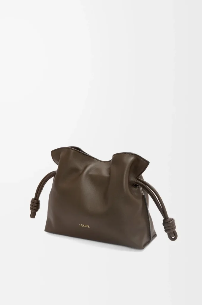 Mini Flamenco-clutch i nappa kalvskinn Chocolate Mini Flamenco-clutch i nappa kalvskinn Chocolate