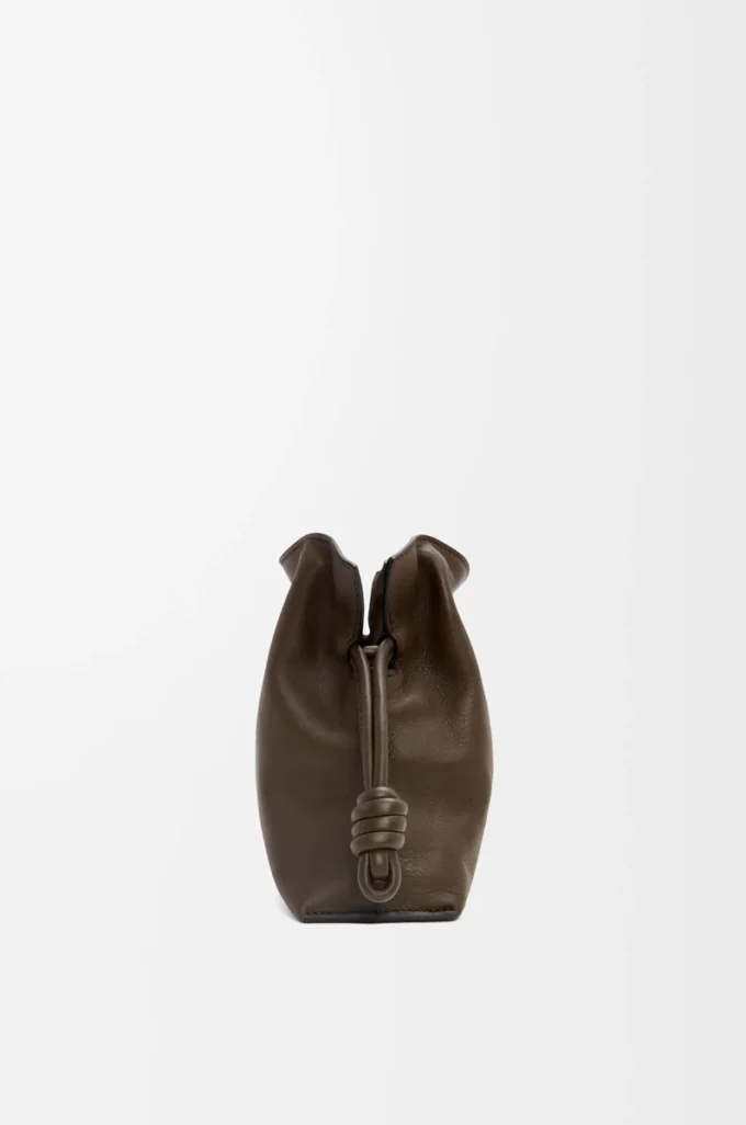 Mini Flamenco-clutch i nappa kalvskinn Chocolate Mini Flamenco-clutch i nappa kalvskinn Chocolate