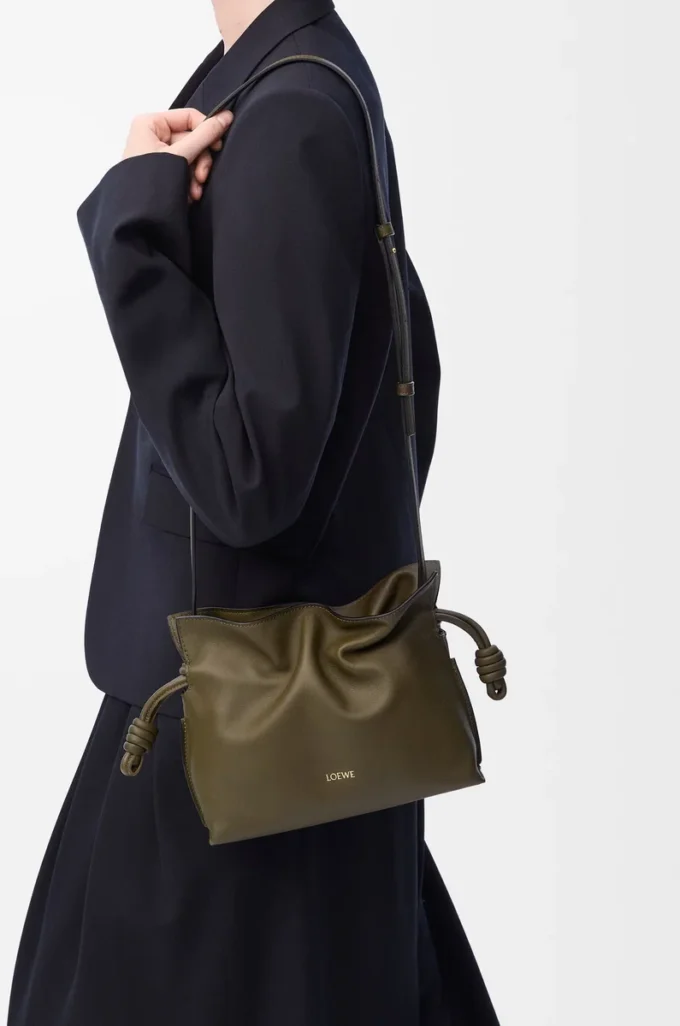 Mini Flamenco-clutch i nappa kalvskinn Dark Khaki Mini Flamenco-clutch i nappa kalvskinn Dark Khaki