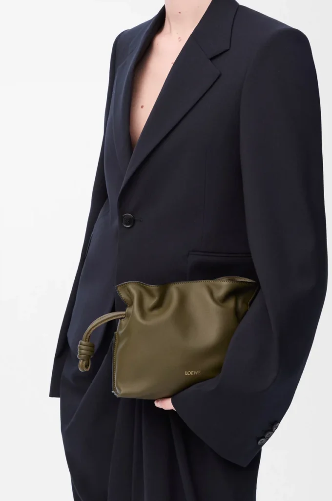 Mini Flamenco-clutch i nappa kalvskinn Dark Khaki Mini Flamenco-clutch i nappa kalvskinn Dark Khaki