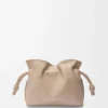 Mini Flamenco-clutch i nappa kalvskinn Sand Mini Flamenco-clutch i nappa kalvskinn Sand