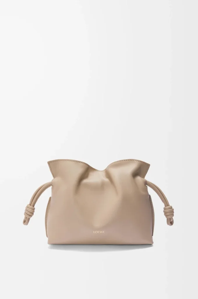Mini Flamenco-clutch i nappa kalvskinn Sand Mini Flamenco-clutch i nappa kalvskinn Sand