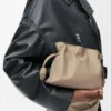 Mini Flamenco-clutch i nappa kalvskinn Sand Mini Flamenco-clutch i nappa kalvskinn Sand