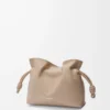 Mini Flamenco-clutch i nappa kalvskinn Sand Mini Flamenco-clutch i nappa kalvskinn Sand