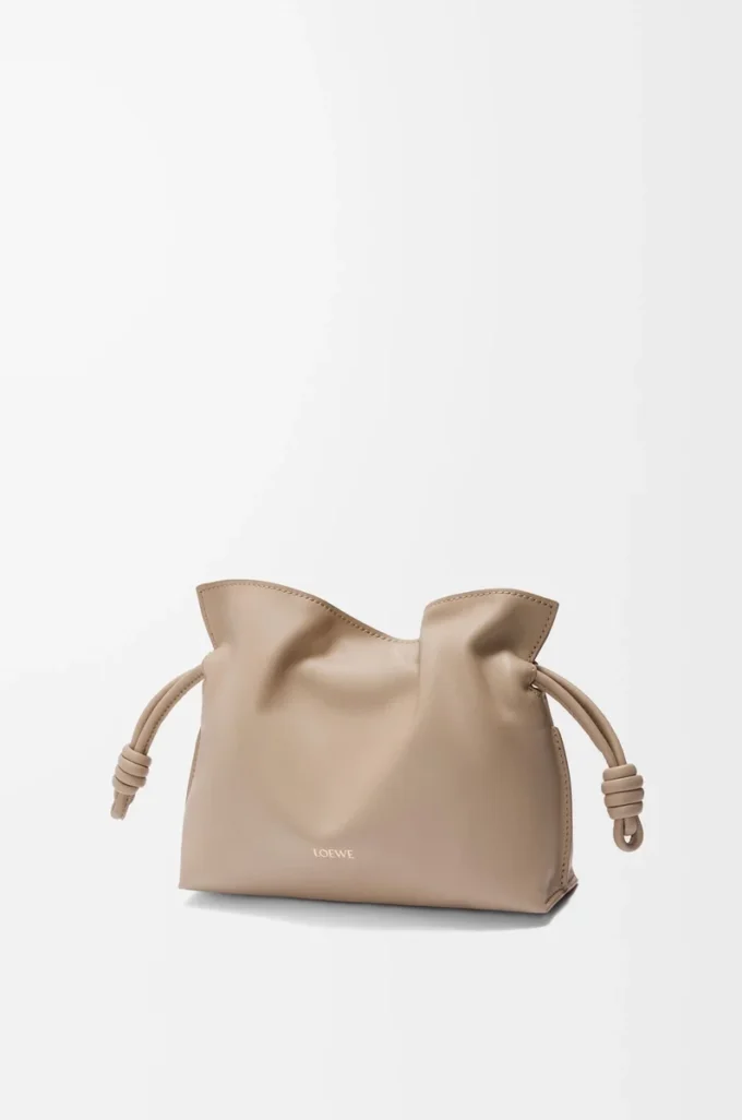 Mini Flamenco-clutch i nappa kalvskinn Sand Mini Flamenco-clutch i nappa kalvskinn Sand