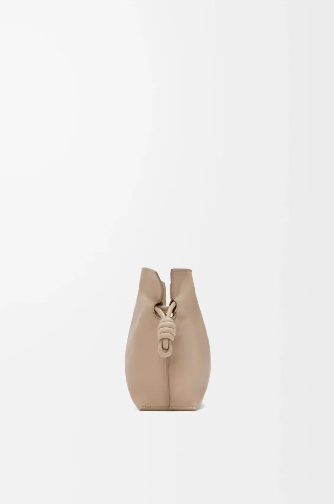 Mini Flamenco-clutch i nappa kalvskinn Sand Mini Flamenco-clutch i nappa kalvskinn Sand