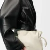 Mini Flamenco-clutch i nappa kalvskinn Sea Salt Mini Flamenco-clutch i nappa kalvskinn Sea Salt