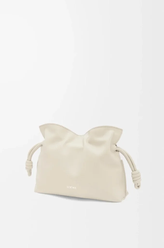 Mini Flamenco-clutch i nappa kalvskinn Sea Salt Mini Flamenco-clutch i nappa kalvskinn Sea Salt