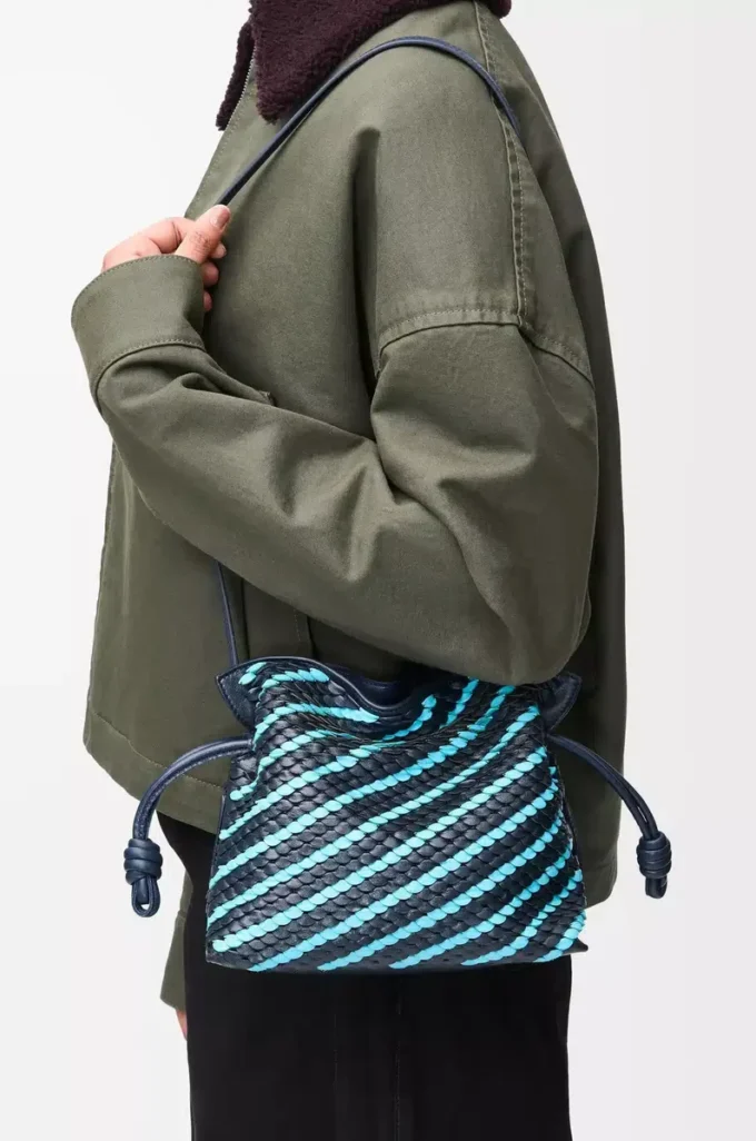 Mini Flamenco-clutch i nappa-lammskinn Dark Ink/Sky Blue Mini Flamenco-clutch i nappa-lammskinn Dark Ink/Sky Blue
