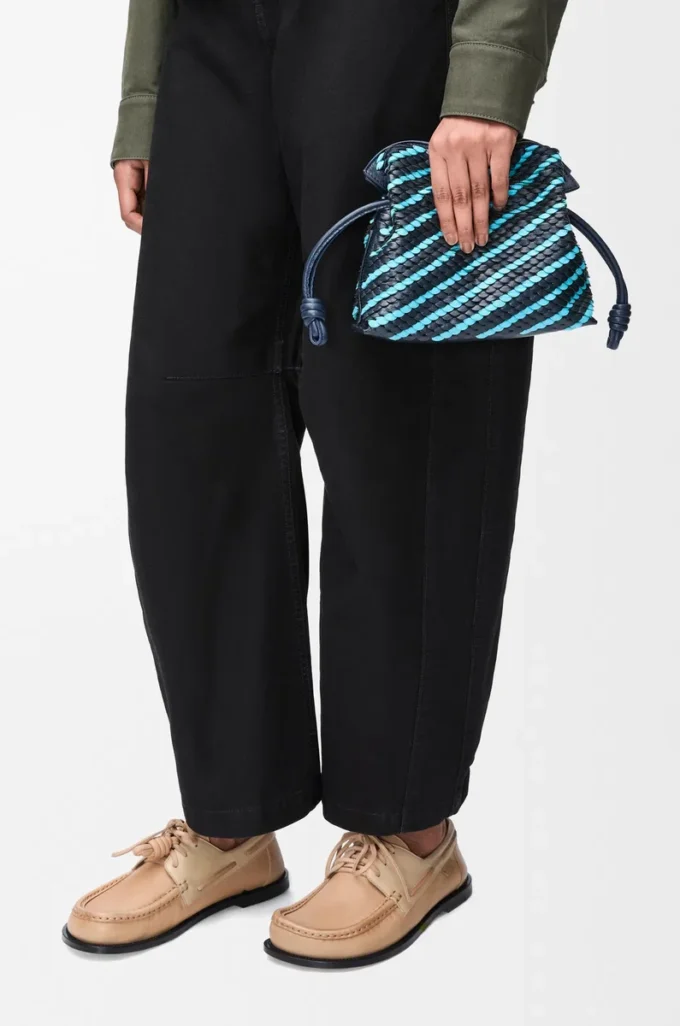 Mini Flamenco-clutch i nappa-lammskinn Dark Ink/Sky Blue Mini Flamenco-clutch i nappa-lammskinn Dark Ink/Sky Blue