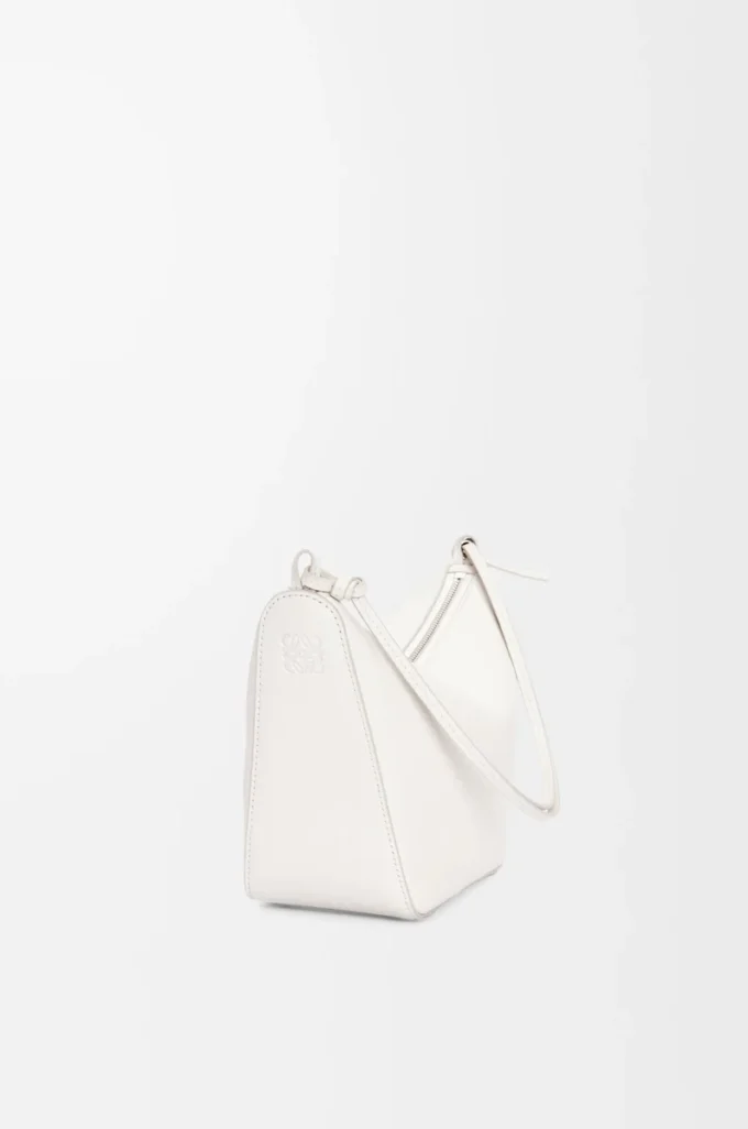 Mini Hammock hobo i klassiskt kalvskinn Soft White Mini Hammock hobo i klassiskt kalvskinn Soft White