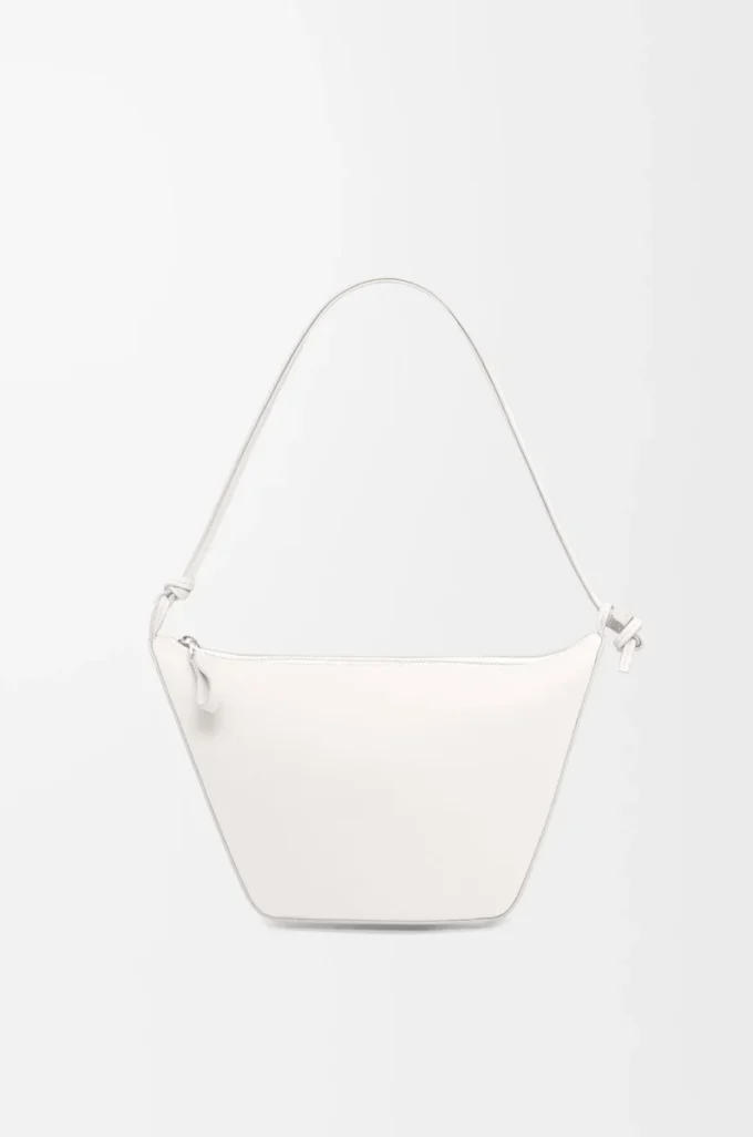 Mini Hammock hobo i klassiskt kalvskinn Soft White Mini Hammock hobo i klassiskt kalvskinn Soft White