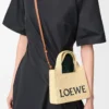 Mini LOEWE Font-väska i raffia, naturfärgad Mini LOEWE Font-väska i raffia, naturfärgad