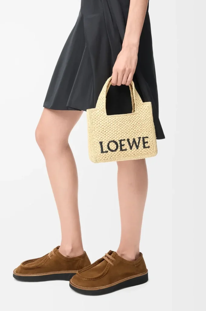 Mini LOEWE Font-väska i raffia, naturfärgad Mini LOEWE Font-väska i raffia, naturfärgad