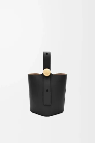 Mini Pebble-hink i slätt kalvskinn, svart