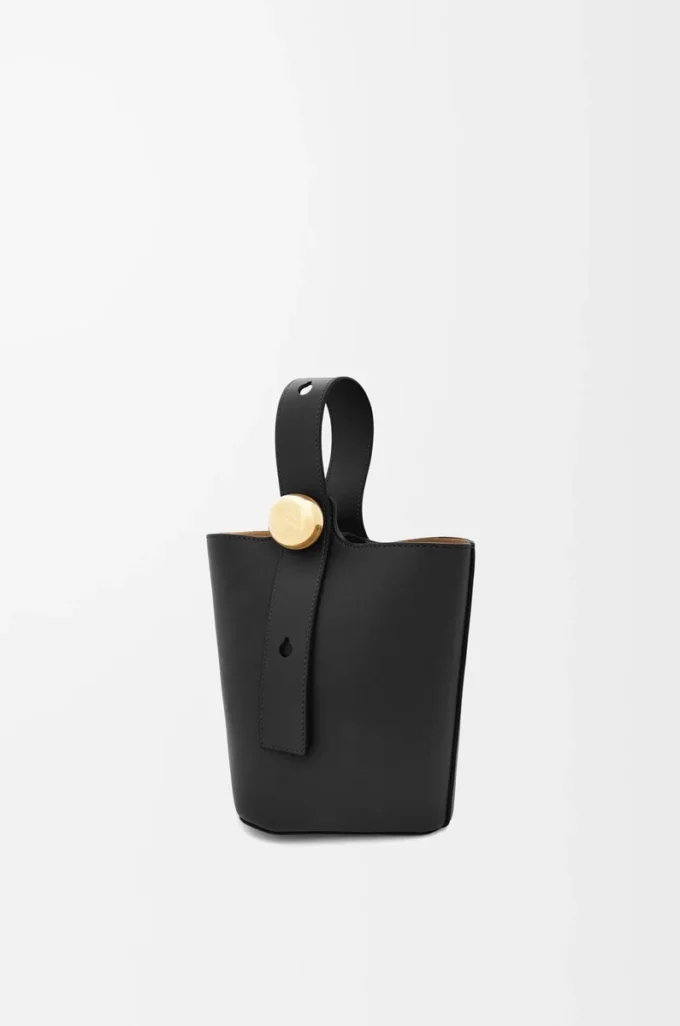 Mini Pebble-hink i slätt kalvskinn, svart Mini Pebble-hink i slätt kalvskinn, svart