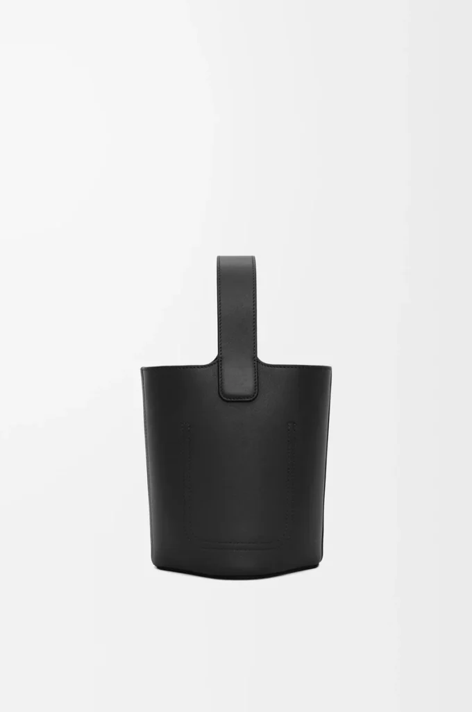 Mini Pebble-hink i slätt kalvskinn, svart Mini Pebble-hink i slätt kalvskinn, svart