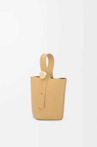 Mini Pebble-hinkväska i mjuk kalvskinn Dark Butter