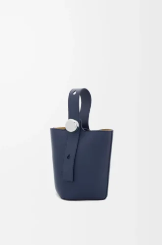 Mini Pebble-hinkväska i mjukt kalvskinn, Abyss Blue
