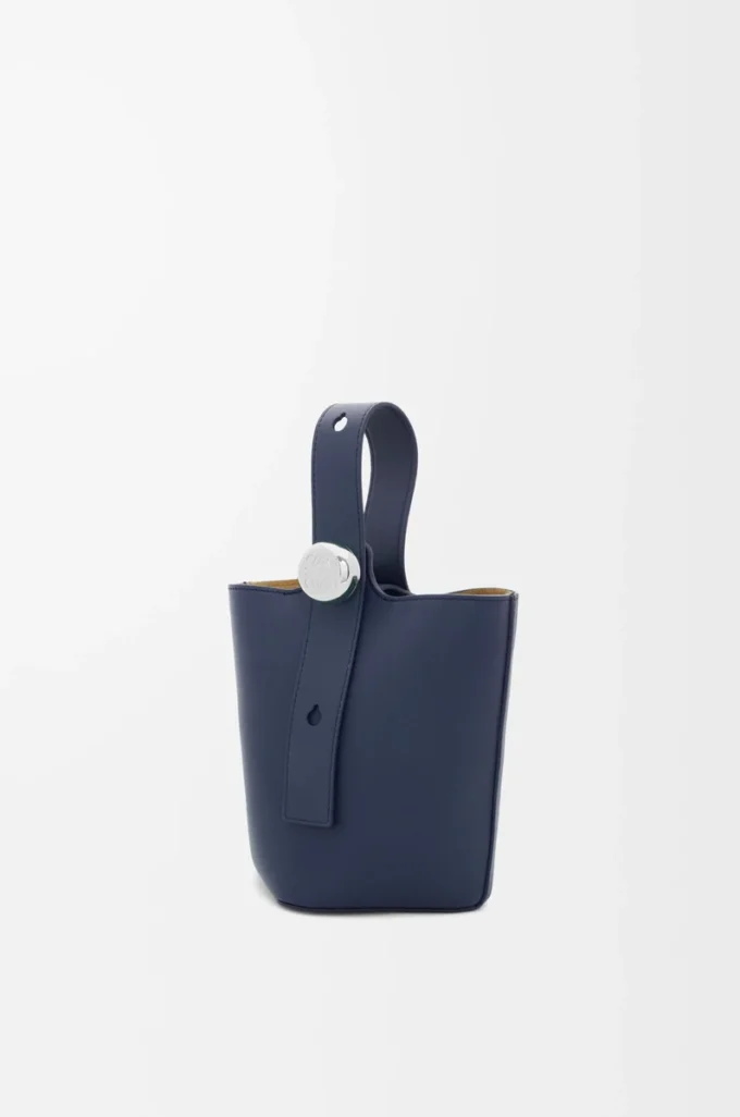 Mini Pebble-hinkväska i mjukt kalvskinn, Abyss Blue
