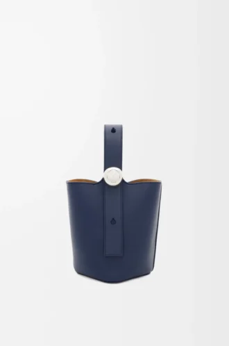 Mini Pebble-hinkväska i mjukt kalvskinn, Abyss Blue