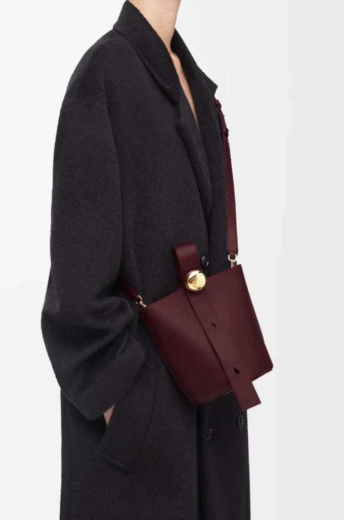 Mini Pebble-hinkväska i mjukt kalvskinn, mörk burgundy Mini Pebble-hinkväska i mjukt kalvskinn, mörk burgundy