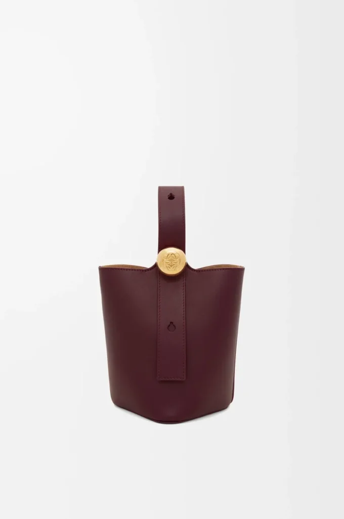Mini Pebble-hinkväska i mjukt kalvskinn, mörk burgundy Mini Pebble-hinkväska i mjukt kalvskinn, mörk burgundy