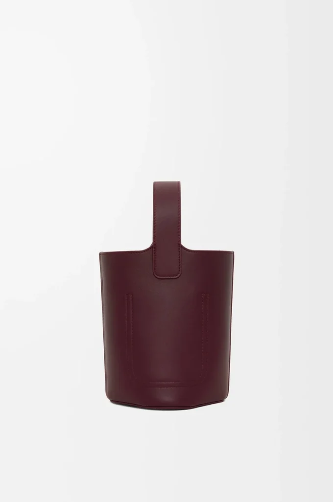 Mini Pebble-hinkväska i mjukt kalvskinn, mörk burgundy Mini Pebble-hinkväska i mjukt kalvskinn, mörk burgundy